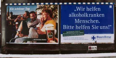 links: Plakat mit Werbung für die Biermarke Diebels, rechts: Plakat mit der Aufschrift 'Wir helfen alkoholkranken Menschen'