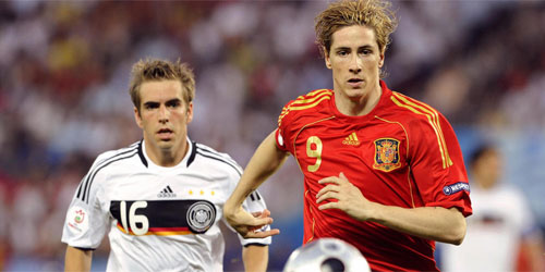 Philipp Lahm hinter Fernando Torres